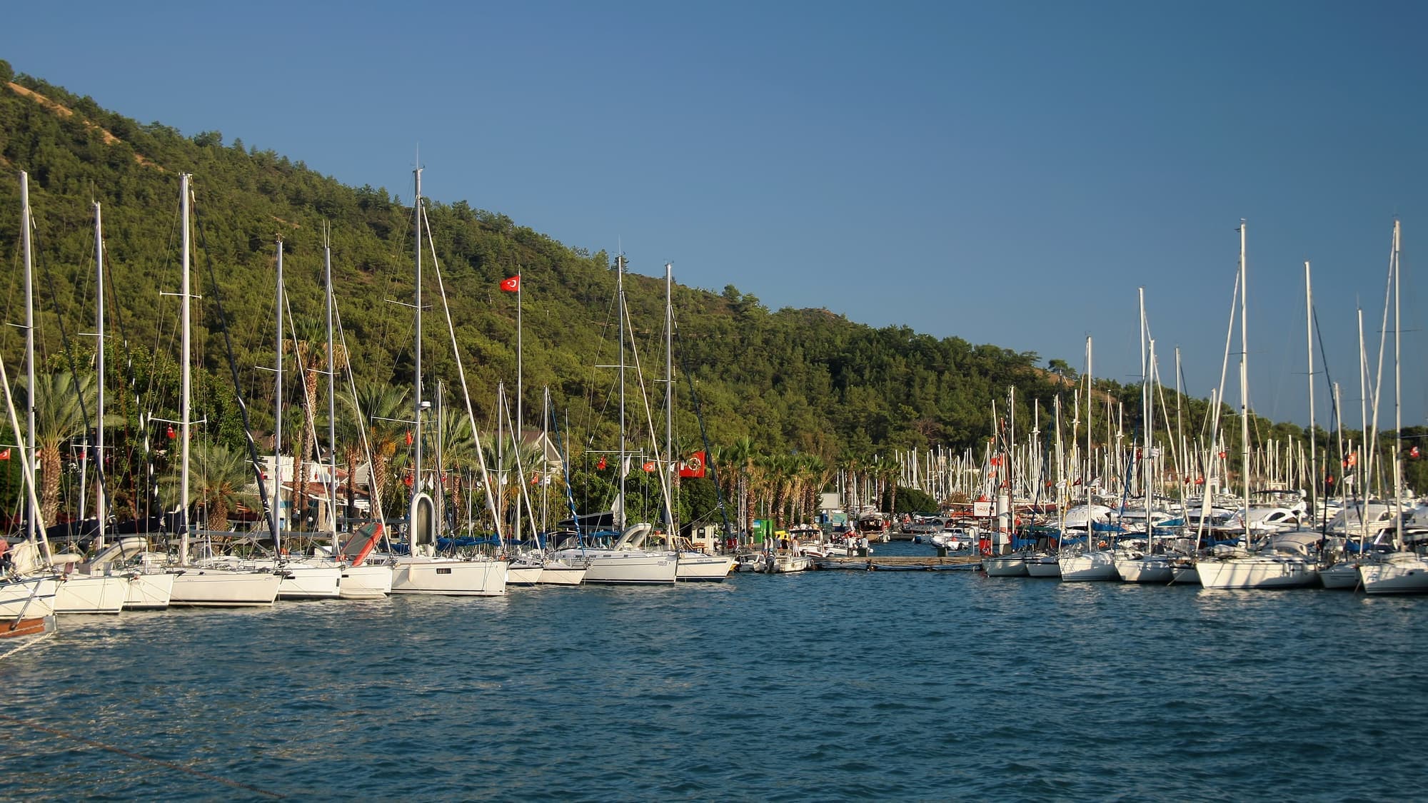 Göcek Belediye Marinası'nda bağlı yelkenliler